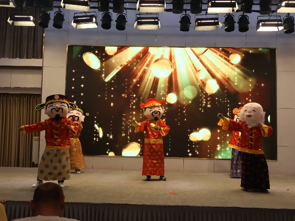 叼嘿片在线观看2025年年會節目